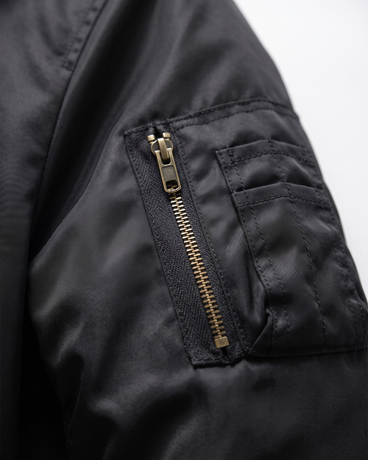MA-1 BOMBER JACKET — black zoom manche