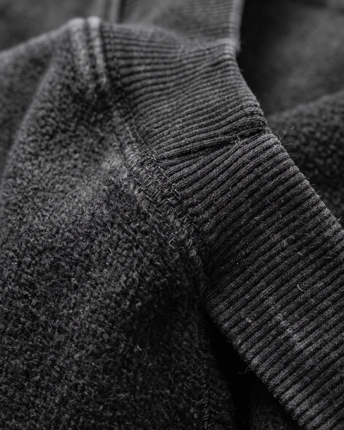 ESSENTIAL HOODIE — black zoom bord
